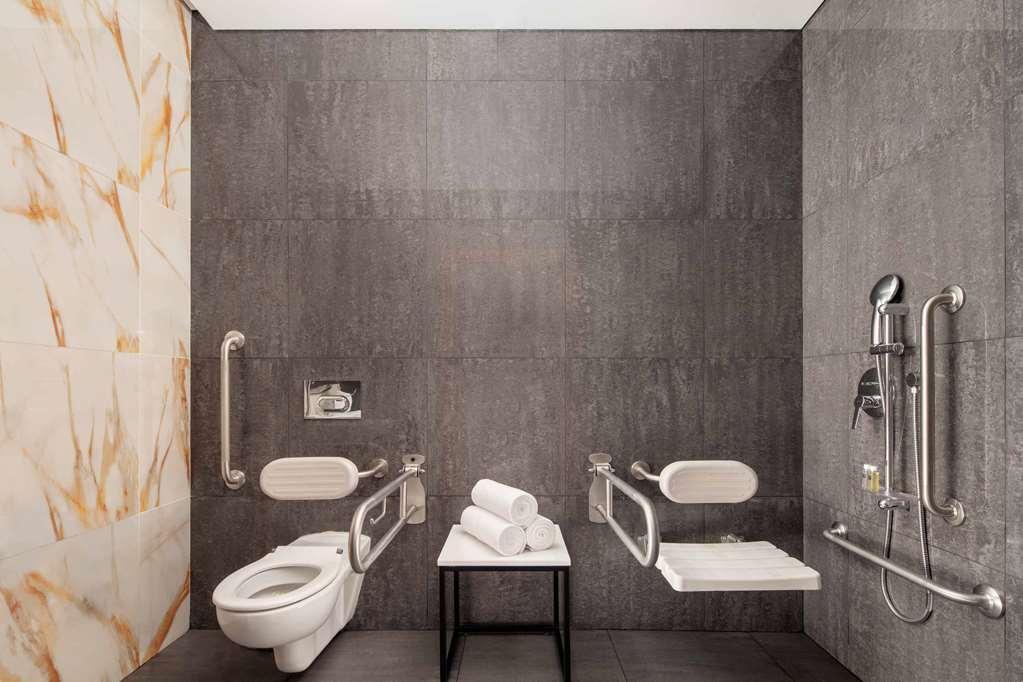 The First Collection Dubai Business Bay Hotell Eksteriør bilde Bathroom with toilet seat and shower seat