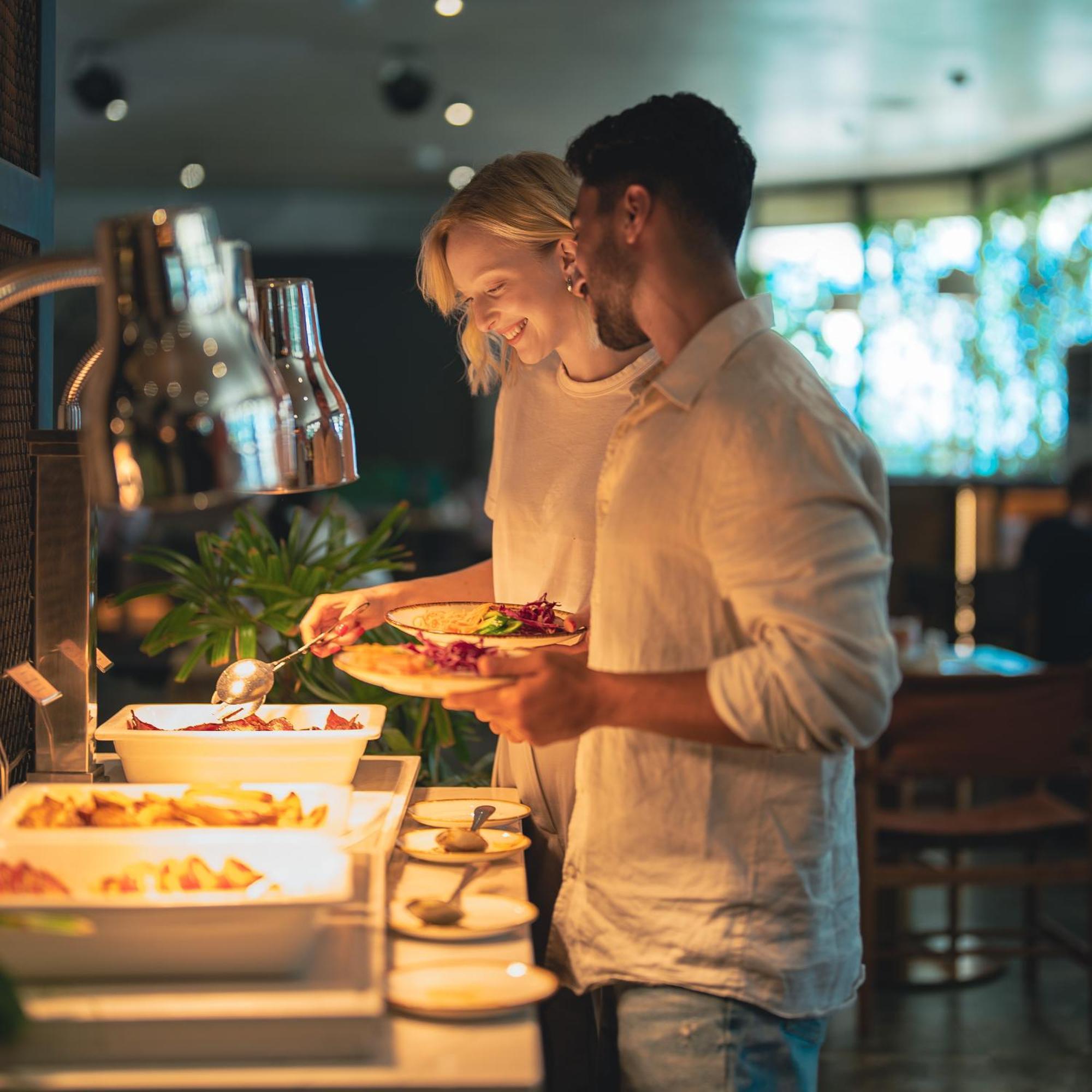The First Collection Dubai Business Bay Hotell Eksteriør bilde "We are having a great time at the buffet."